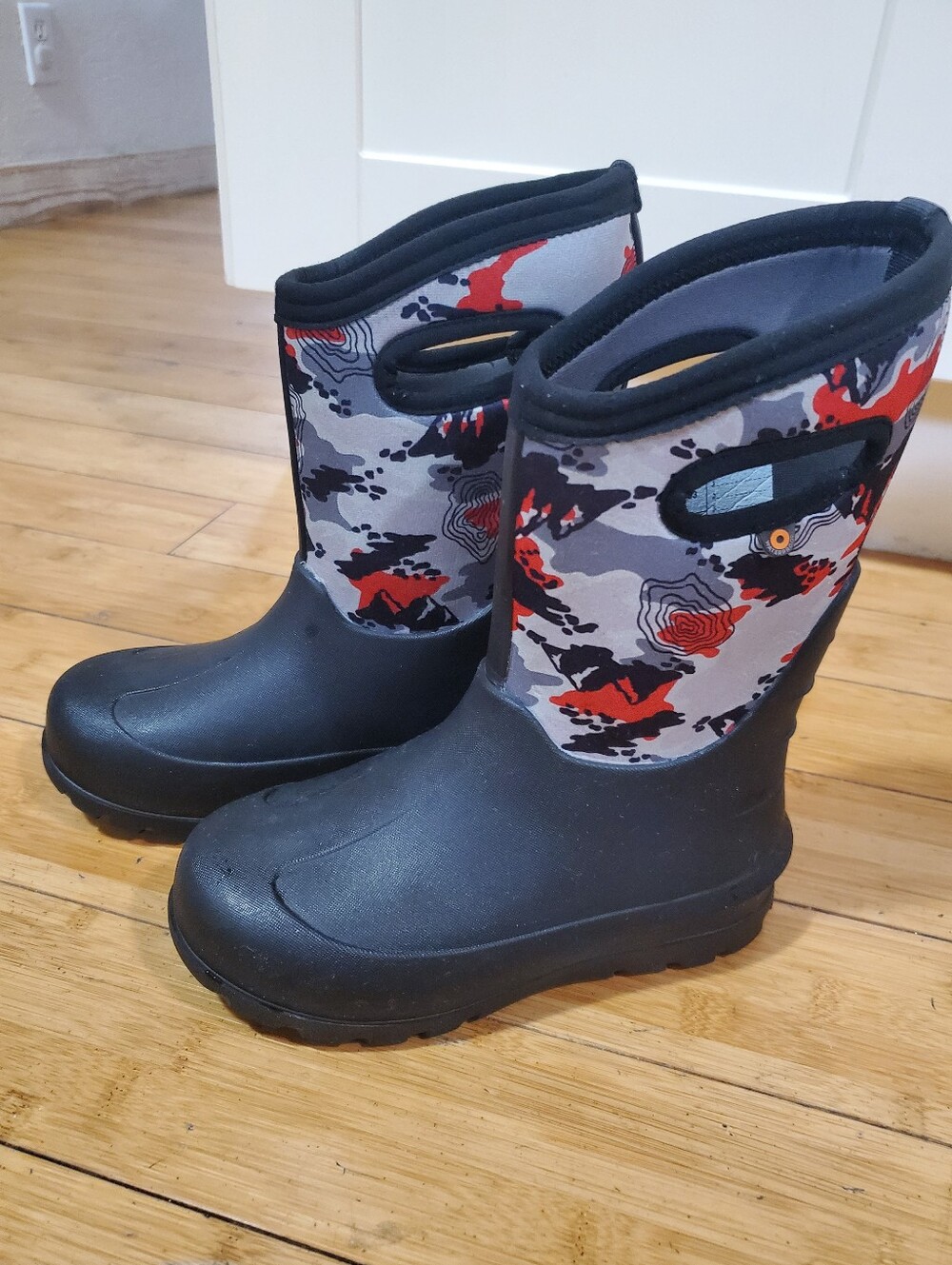 Bogs Kids Black and Red Camo Neoclassic Winter Boots Size 3
